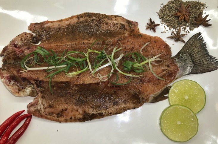 春谷特製醃鱒魚伴手禮 榮獲農業最佳伴手禮殊榮之南庄春谷醃鱒魚冷凍真空包裝商品外觀與主廚料理推薦