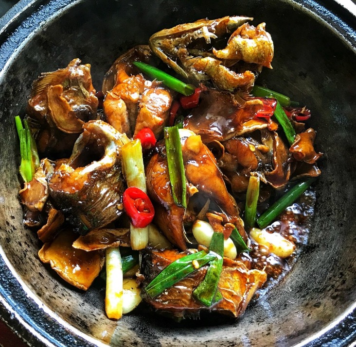 招牌三杯鱒魚熟食料理 南庄春谷休閒農場餐廳主廚私房菜三杯鱒魚熟食實品料理,散發出濃郁黑麻油與九層塔香氣